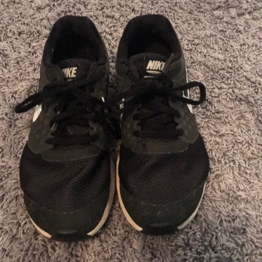 Black & White Downshifter 7 Running Shoes